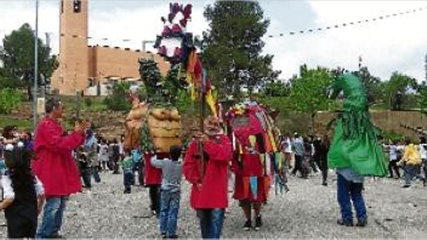 Elements del correfoc van apadrinar el nou drac, a la dreta de la imatge, que es diu Puig