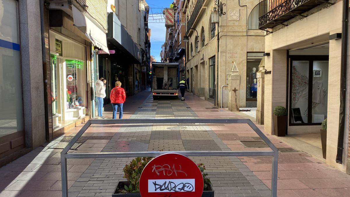 Acceso prohibido para el tráfico rodado en el acceso de la Rúa a Santa María. / E. P.