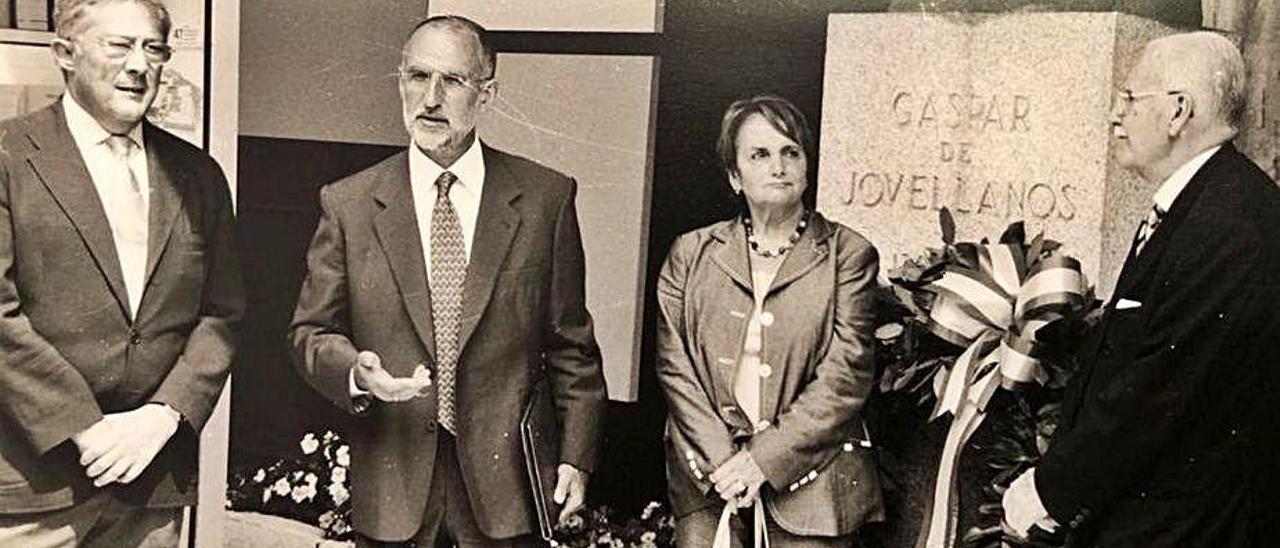 Francisco Crabiffosse, Jesús Menéndez Peláez, Paz Fernández Felgueroso y Luis Adaro, en una ofrenda floral a Jovellanos.