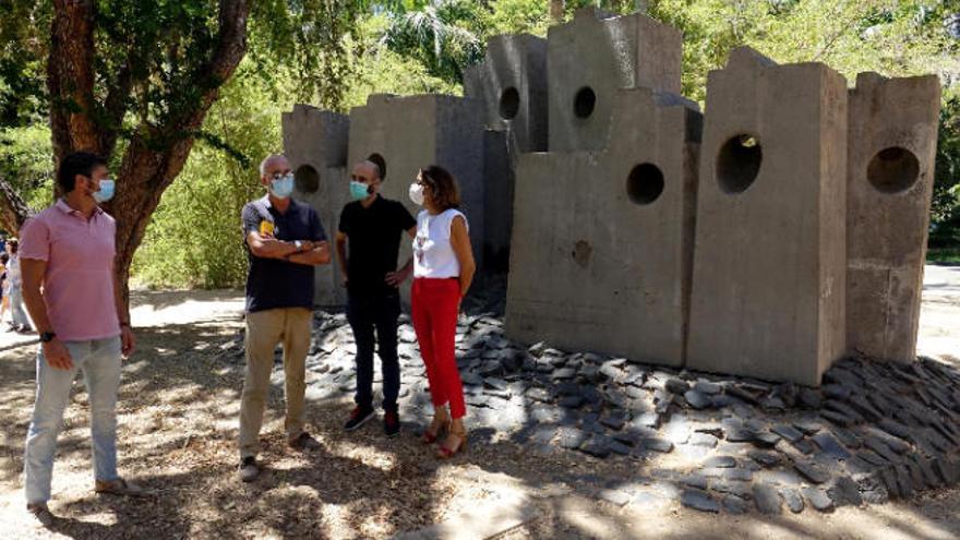 El equipo municipal y de restauración junto a una de las piezas.