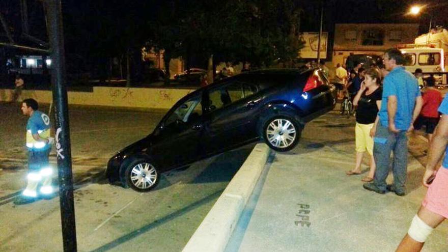 Imagen facilitada por el PSOE de cómo quedó el coche.