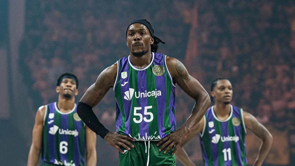Kameron Taylor y Tyson Carter respaldan a Kendrick Perry.
