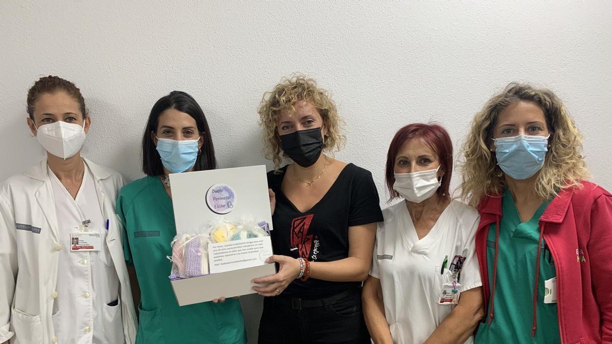 Representantes de la asociación Duelo Perinatal Elche Aldara Fernandez. y Esperanza Martinez con la supervisora Olga Soldado y parte del equipo del paritorio del Hospital General Universitario de Elche