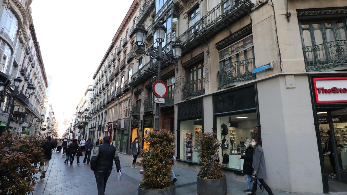 Personas paseando por la calle Alfonso de Zaragoza