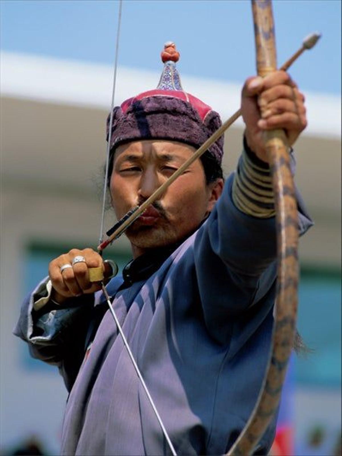 Una exhibición de tiro con arco durante la celebración del Naadam.