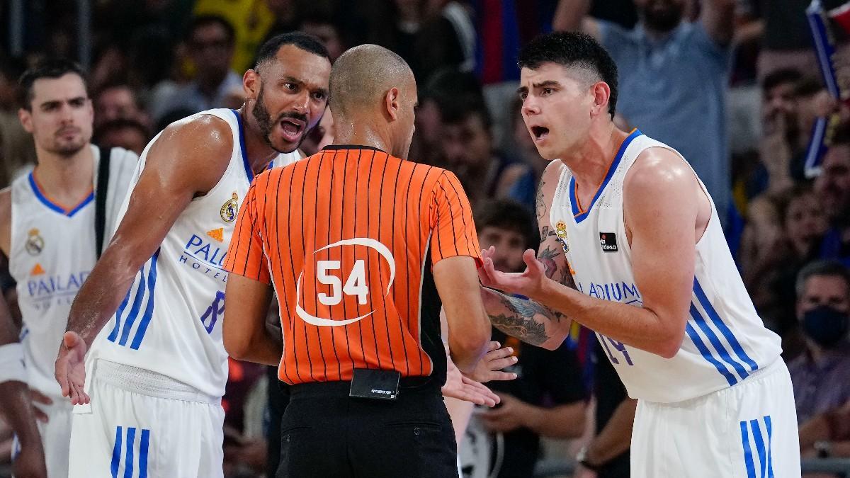 Los jugadores del Real Madrid de baloncesto, protestando a los árbitros