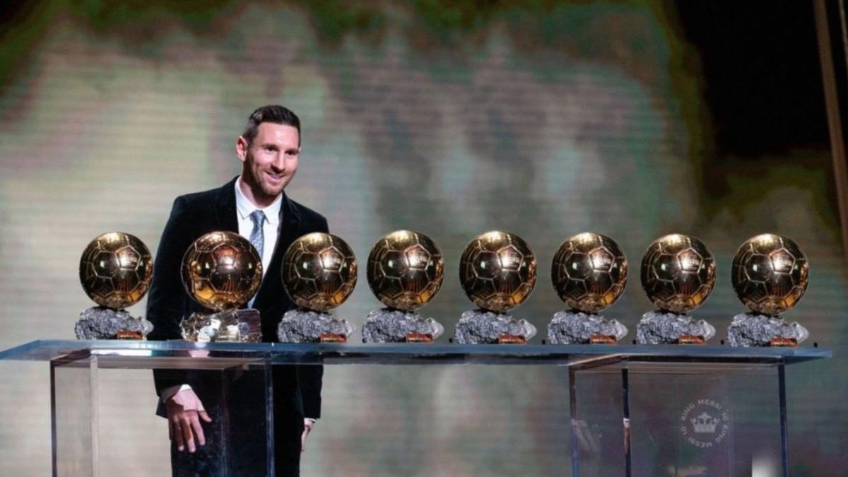 Leo Messi posa con sus ocho Balones de Oro, en 2023.