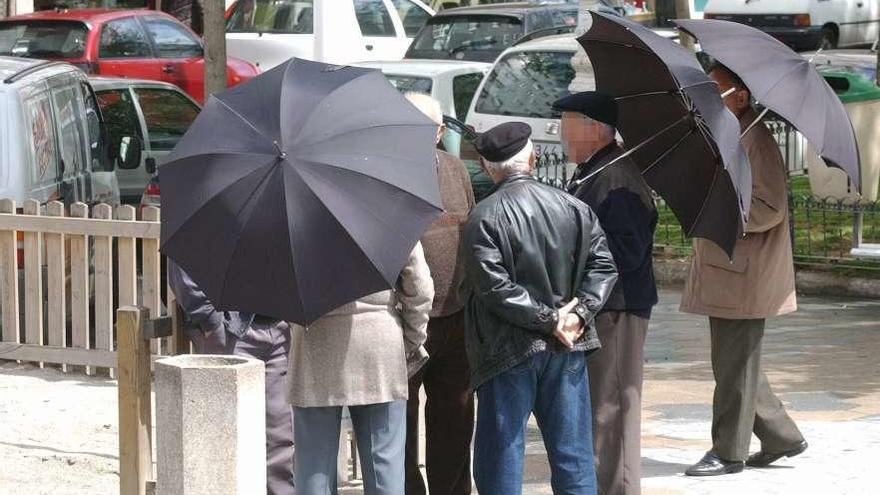 Un grupo de ancianos paseando y conversando