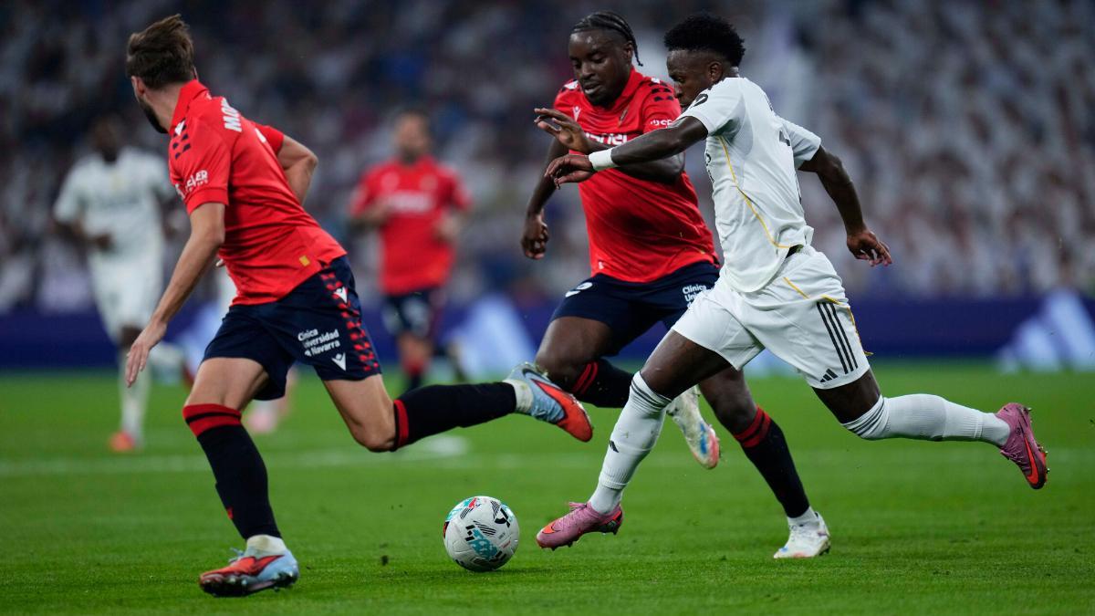 Boyomo persigue a Vinicius