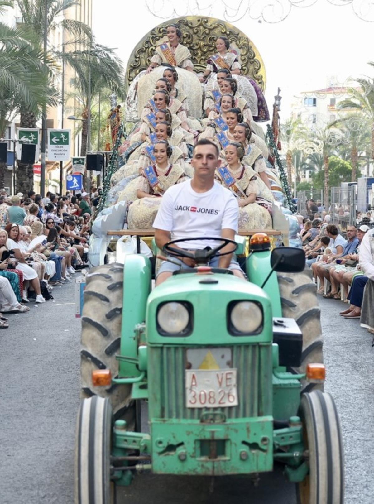 Así es el Desfile Folclórico de las Hogueras de Alicante
