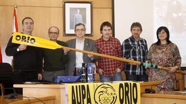 De izquierda a derecha, Alberto López, concejal de Carreño, Karrera, Riego, Agirresarobe, Imanol Urkizu, técnico de Cultura del Ayuntamiento de Orio, y Amelia Fernández, vicealcaldesa de Carreño, ayer, en Candás.