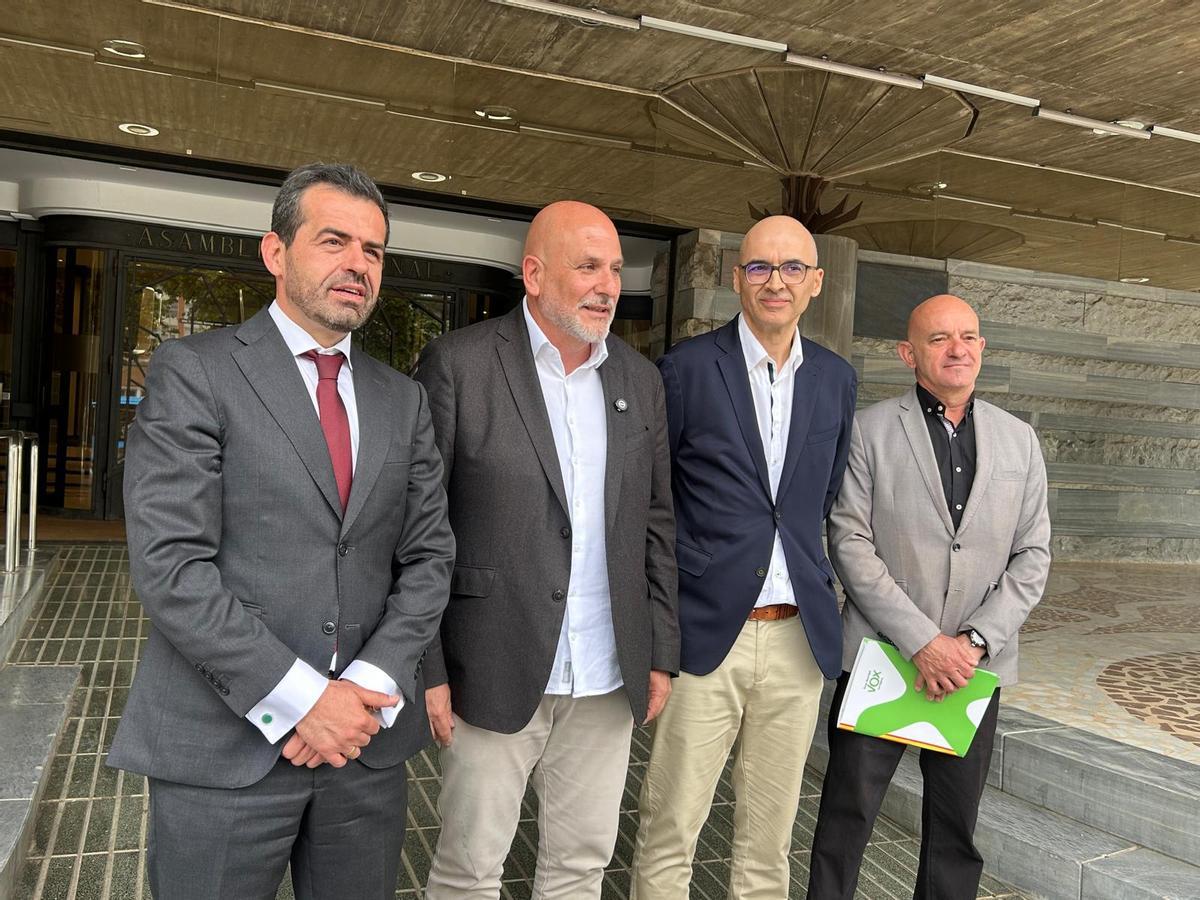Martínez Alpañez junto a López Pretel este miércoles a las puertas de la Asamblea Regional en Cartagena
