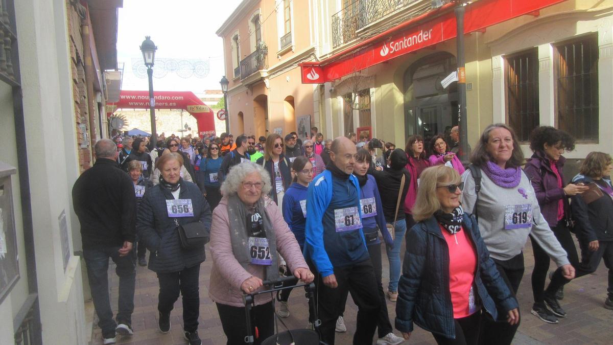 La ‘volta a peu’ a su paso por la calle del Tranvía.