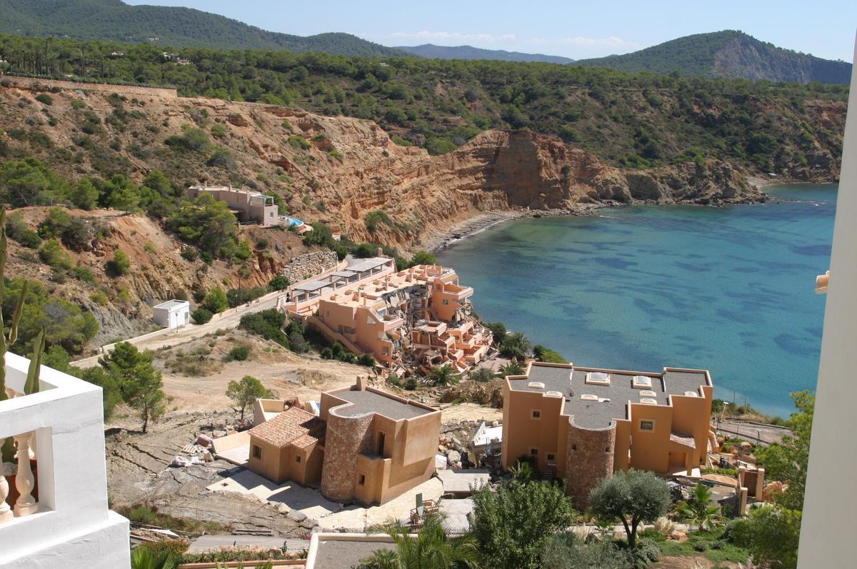 Dos chalés de sa Caixota afectados por el deslave de septiembre de 2005 y, al fondo, el bloque de apartamentos residencial Vista Alegre.