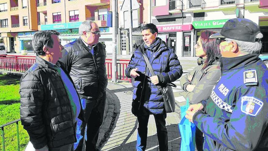 Representantes de las partes implicadas en el proyecto, en la Plaza Virgen de la Vega.