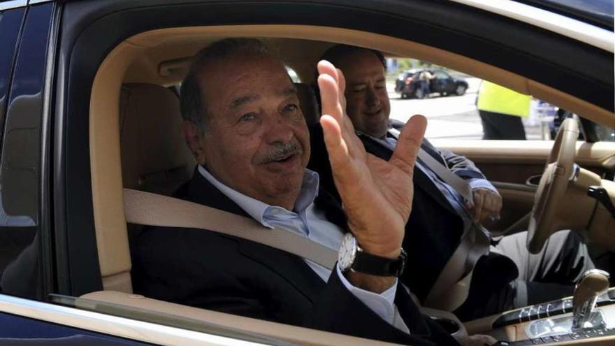 El mexicano Carlos Slim saluda durante una visita a España.