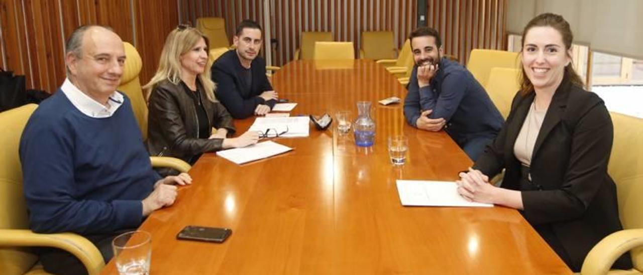 La tránsfuga Nerea Belmonte (ex de Guanyar), a la derecha de la imagen, durante la reunión mantenida con el PSOE la pasada semana.