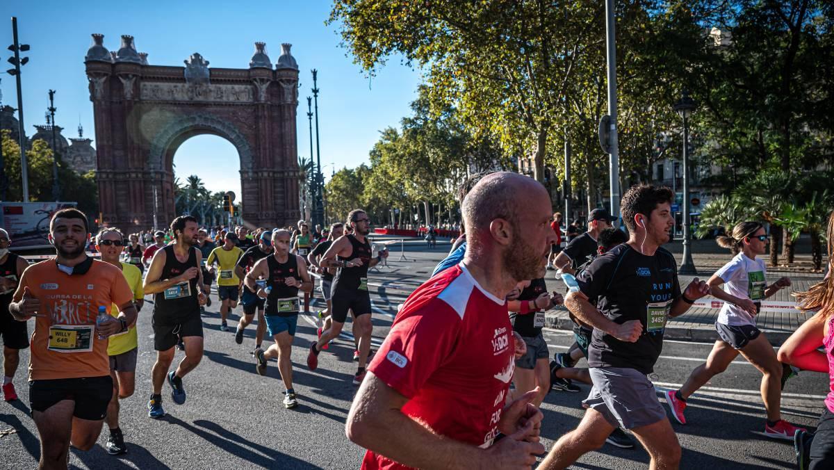 Participantes de la Cursa de la Mercè 2021 en el Arc del Triomf.