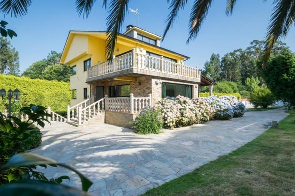 Casa rebajada con 2.870 m2 de parcela en venta en Oleiros.