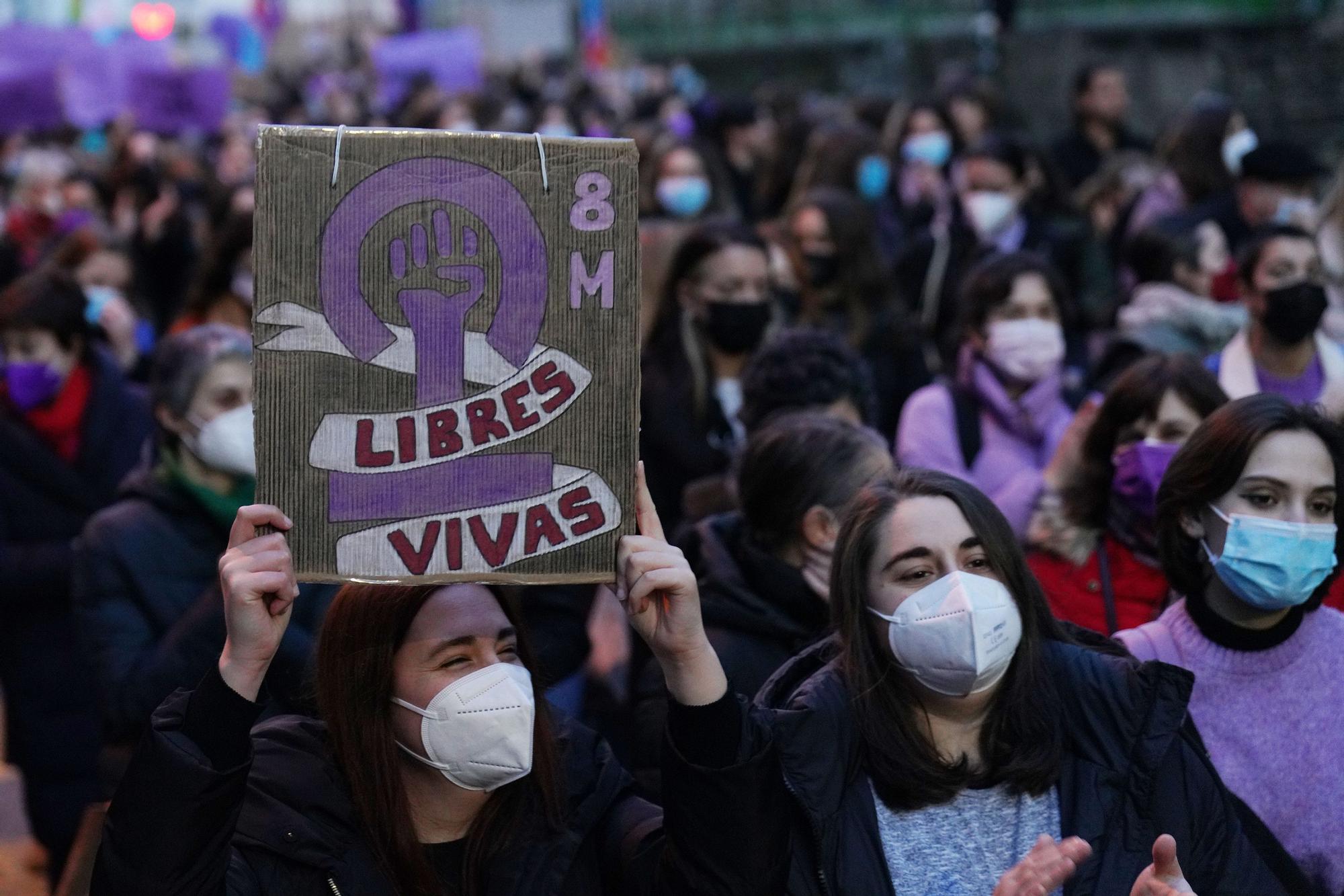 Archivo - Una mujer levanta una pancarta en una manifestación por el 8M, Día Internacional de la Mujer