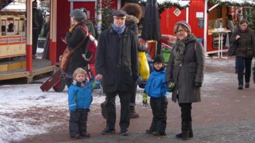 Vicent y Xelo, padres de Pau y Joan, junto a sus nietos e hijos de Jordi, durante una visita a Hamburgo.