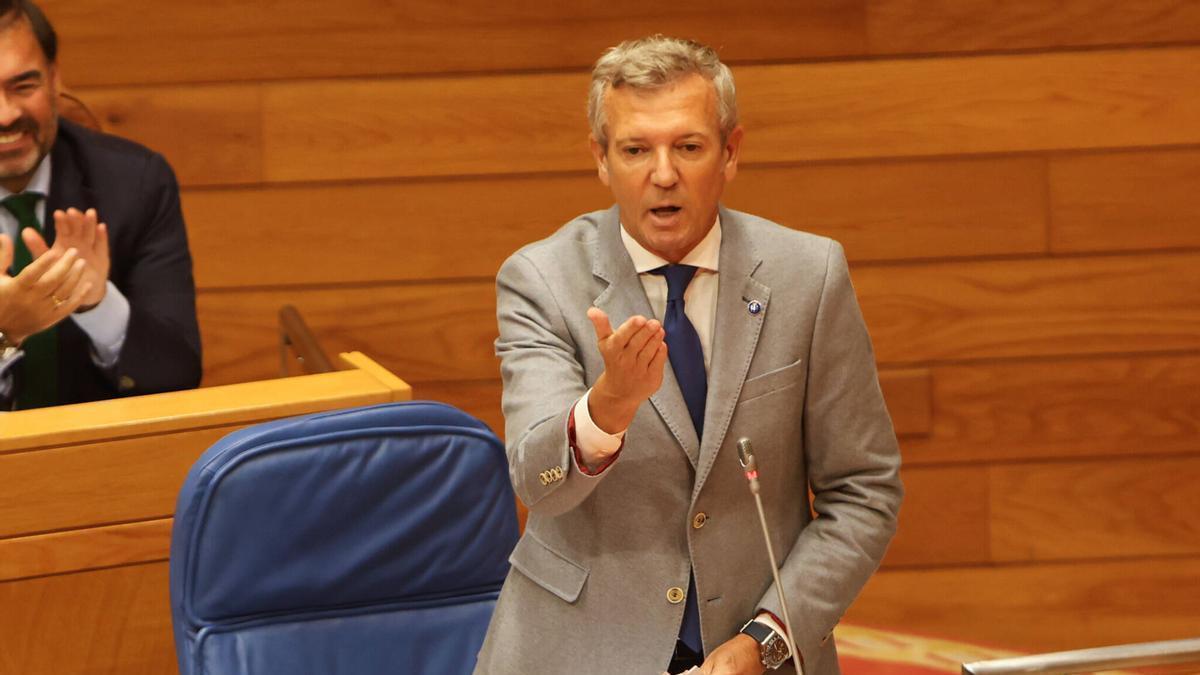 Primer pleno del nuevo curso político en el Parlamento de Galicia, en Santiago de Compostela. El presidente de la Xunta, Alfonso Rueda, responde a dos preguntas de los principales grupos de la oposición relacionadas con la gestión de emergencias en Galicia y con la subida del coste de la vida. PLENO. POLITICA. PARTIDO POPULAR. PP. PPDEG