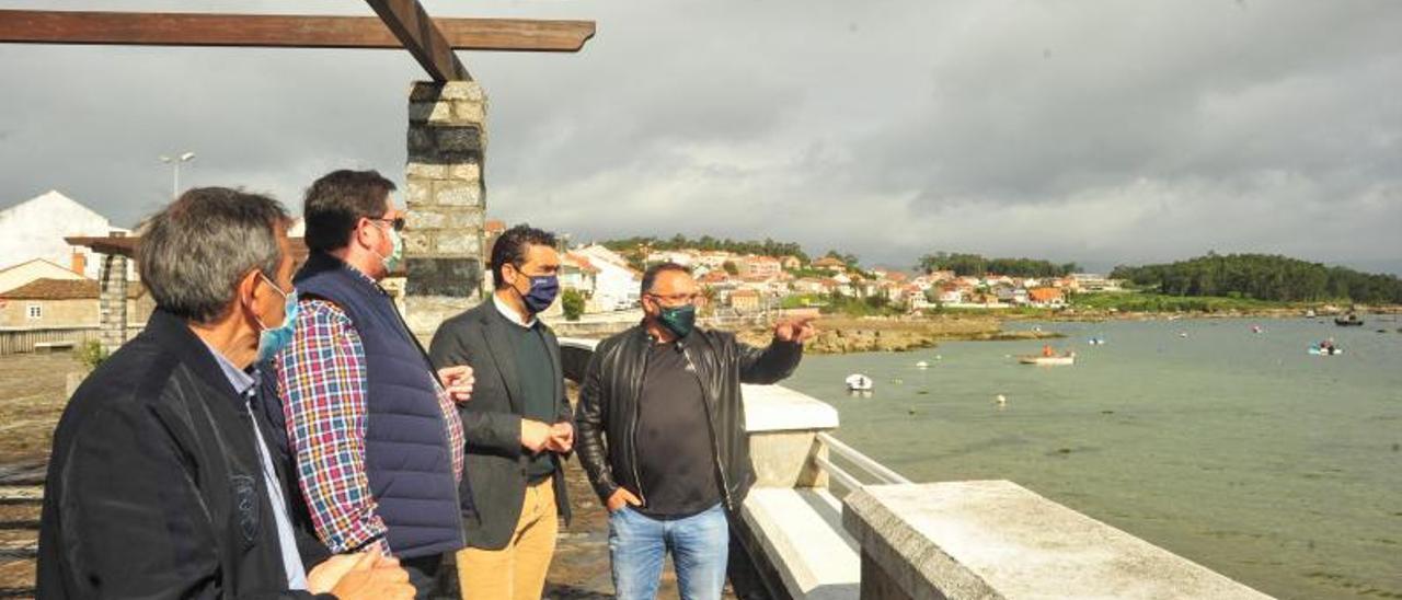 Luis López visitó ayer el puerto de O Xufre.