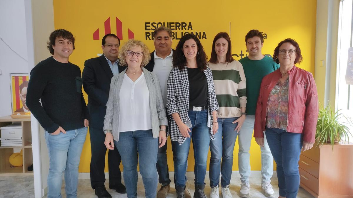 El conseller Elena amb Mirella Cortés i membres de la candidatura d'ERC de Súria