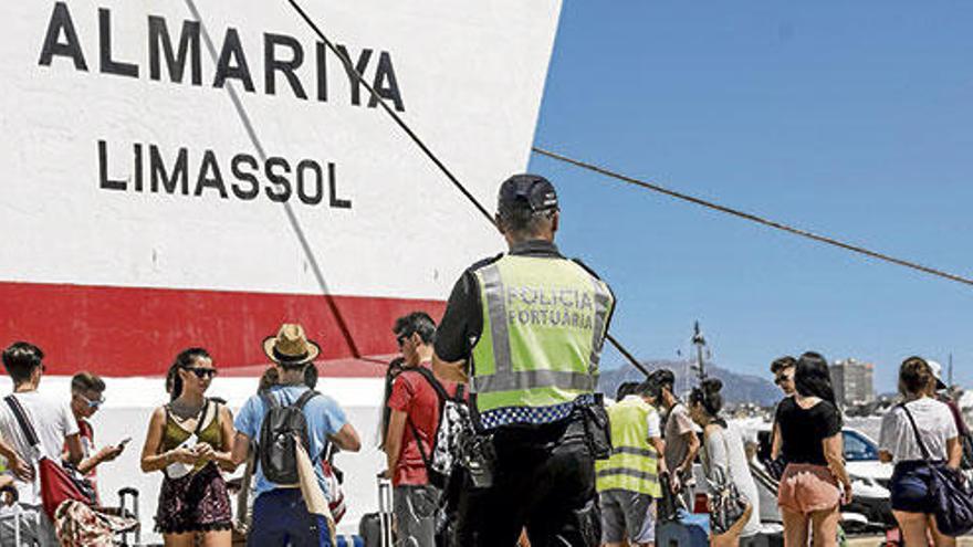 Un guardia civil, ayer, durante el desembarco de los pasajeros del buque ´Almariya´ en Palma. b.ramon