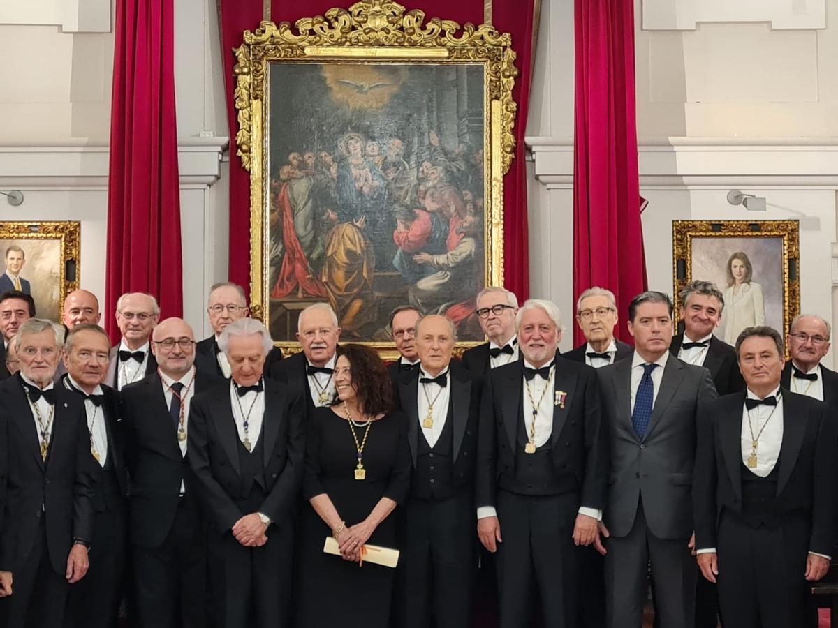 La doctora Herrera, al finalizar el acto de toma de posesión, con compañeros de la Real Academia de Medicina de Sevilla y autoridades.