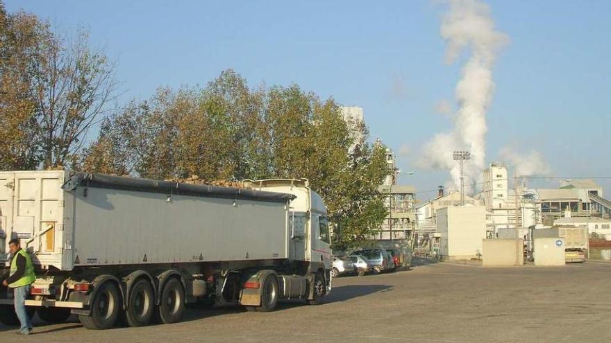 Un camión cargado de remolacha accede a la fábrica azucarera de Toro.