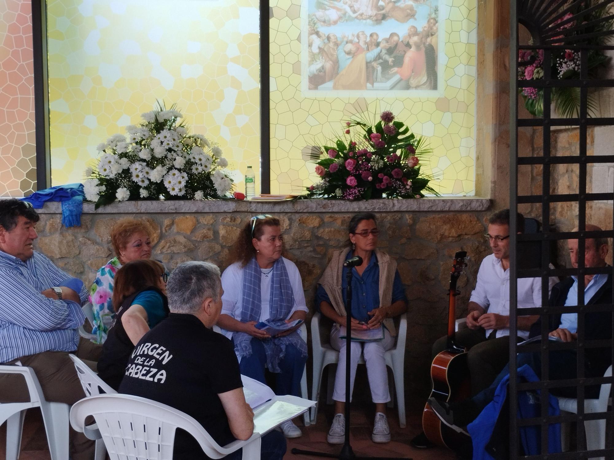 La misa solemne y procesión de la Virgen de la Cabeza en Meres, en imágenes