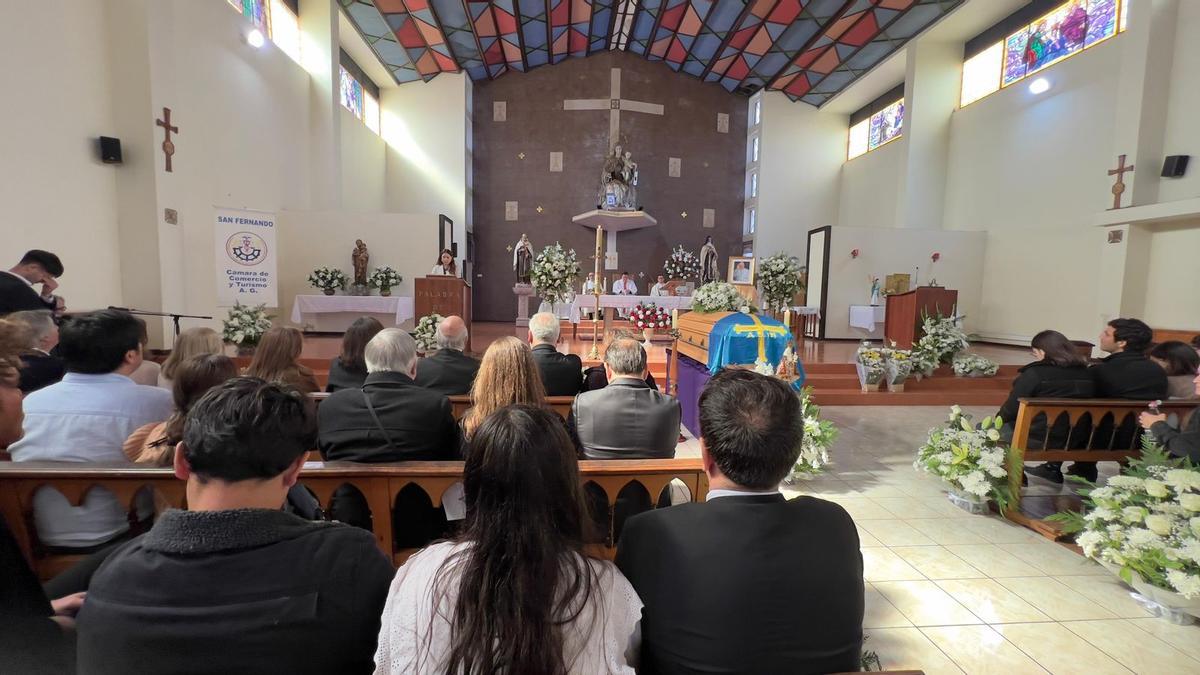 El funeral por Pedro Vega, con el ataúd cubierto por la bandera de Asturias.