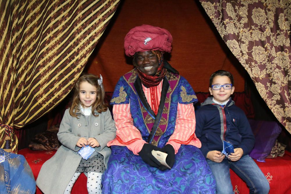 El emisario de SSMM los Reyes Magos sigue recibiendo a los más pequeños de Málaga para que le transmitan sus deseos para la Noche de Reyes.