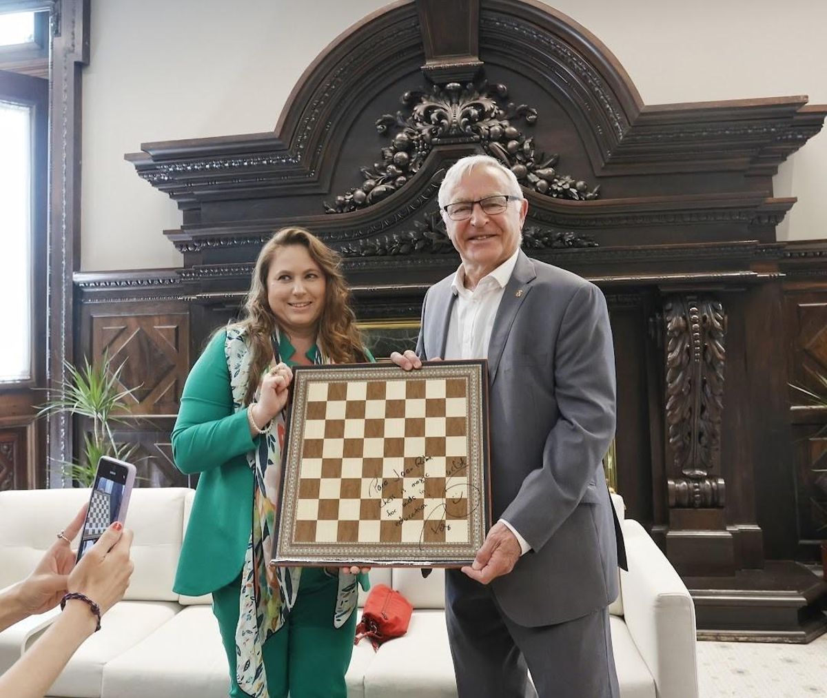 La ajedrecista Judit Polgar, durante una visita al Ayuntamiento de Valencia junto al ex alcalde, Joan Ribó.