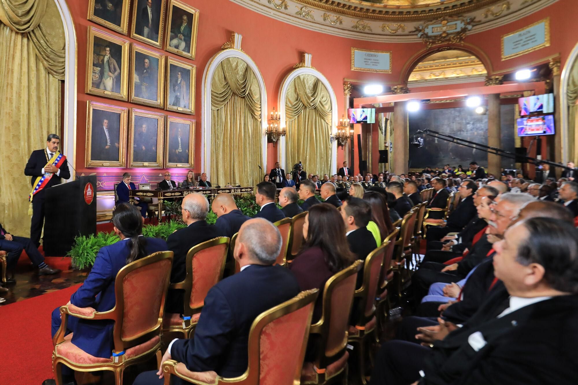 AME203. CARACAS (VENEZUELA), 10/01/2025.- Fotografía cedida por el Palacio de Miraflores del presidente de Venezuela, Nicolás Maduro (i), pronunciando un discurso este viernes, en Caracas (Venezuela). Maduro fue juramentado como el presidente de Venezuela, para el período 2025-2031, por la Asamblea Nacional (AN, Parlamento), controlado por el oficialismo, pese a que la oposición mayoritaria reivindica que Edmundo González Urrutia fue el ganador de los comicios de julio pasado. EFE/ Palacio de Miraflores /SOLO USO EDITORIAL/ SOLO DISPONIBLE PARA ILUSTRAR LA NOTICIA QUE ACOMPAÑA (CRÉDITO OBLIGATORIO). /SOLO USO EDITORIAL/ SOLO DISPONIBLE PARA ILUSTRAR LA NOTICIA QUE ACOMPAÑA (CRÉDITO OBLIGATORIO)