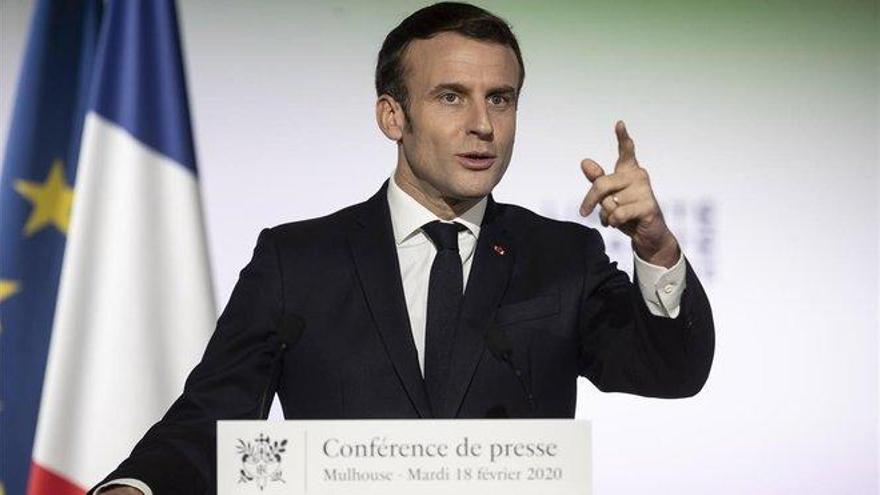 Macron acude al rescate del automóvil