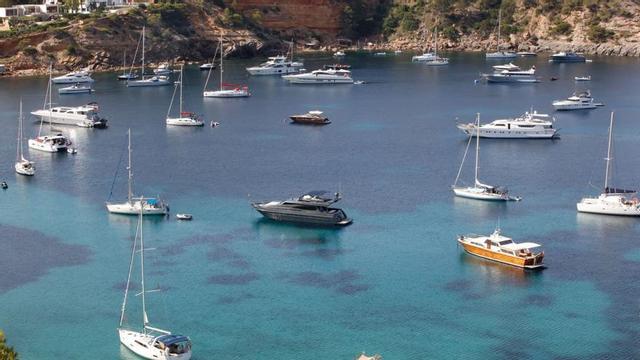 Embarcaciones fondeadas en la bahía de Porroig.