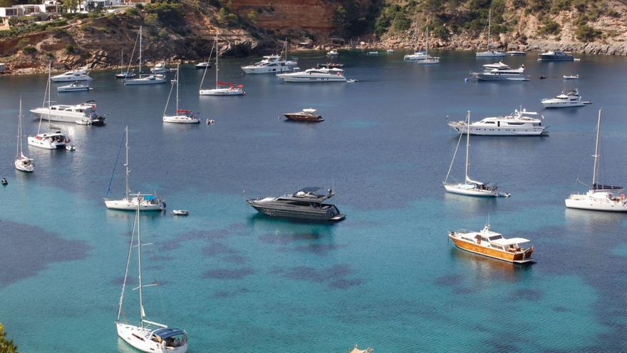 Embarcaciones fondeadas en la bahía de Porroig.
