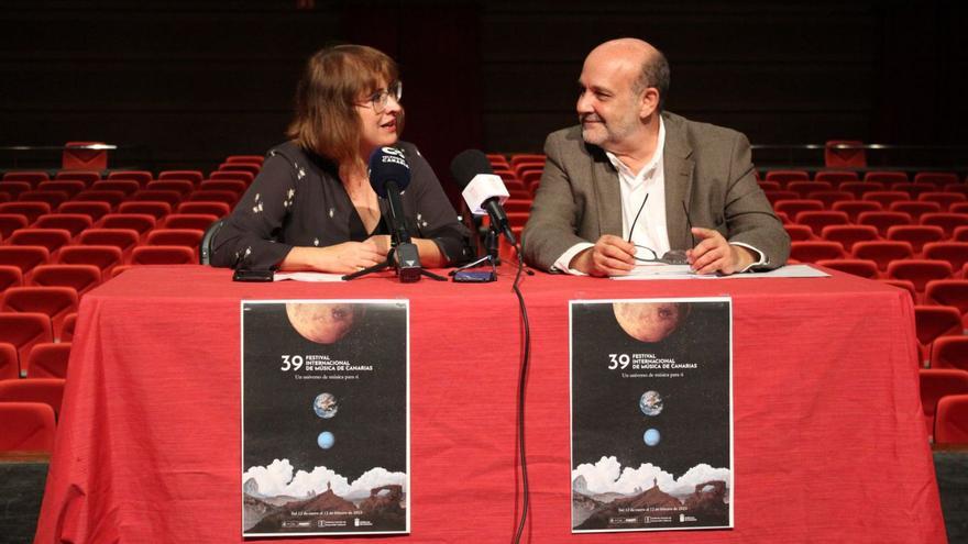 La consejera insular de Cultura, Rosa Elena García, y el director del FIMC, Jorge Perdigón. | | E.D.