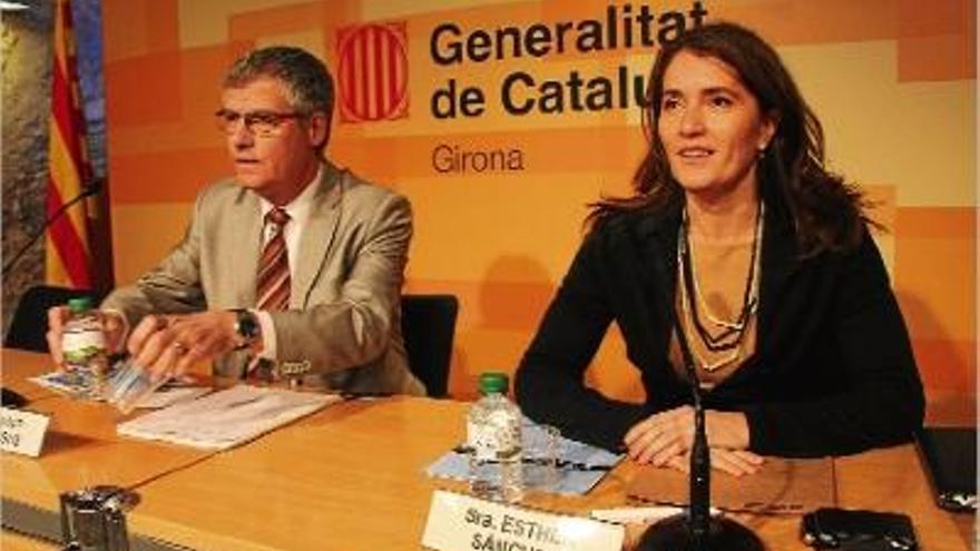 La secretària d&#039;Ocupació de la Generalitat, Esther Sánchez (dreta) ahir a la Delegació de la Generalitat a Girona.