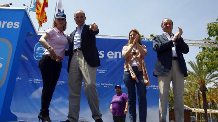 Camps, ayer junto a Sonia Castedo, mientras la consellera Paula Sánchez de León y el presidente de la Diputación, Joaquín Ripoll, aplauden desde el escenario.