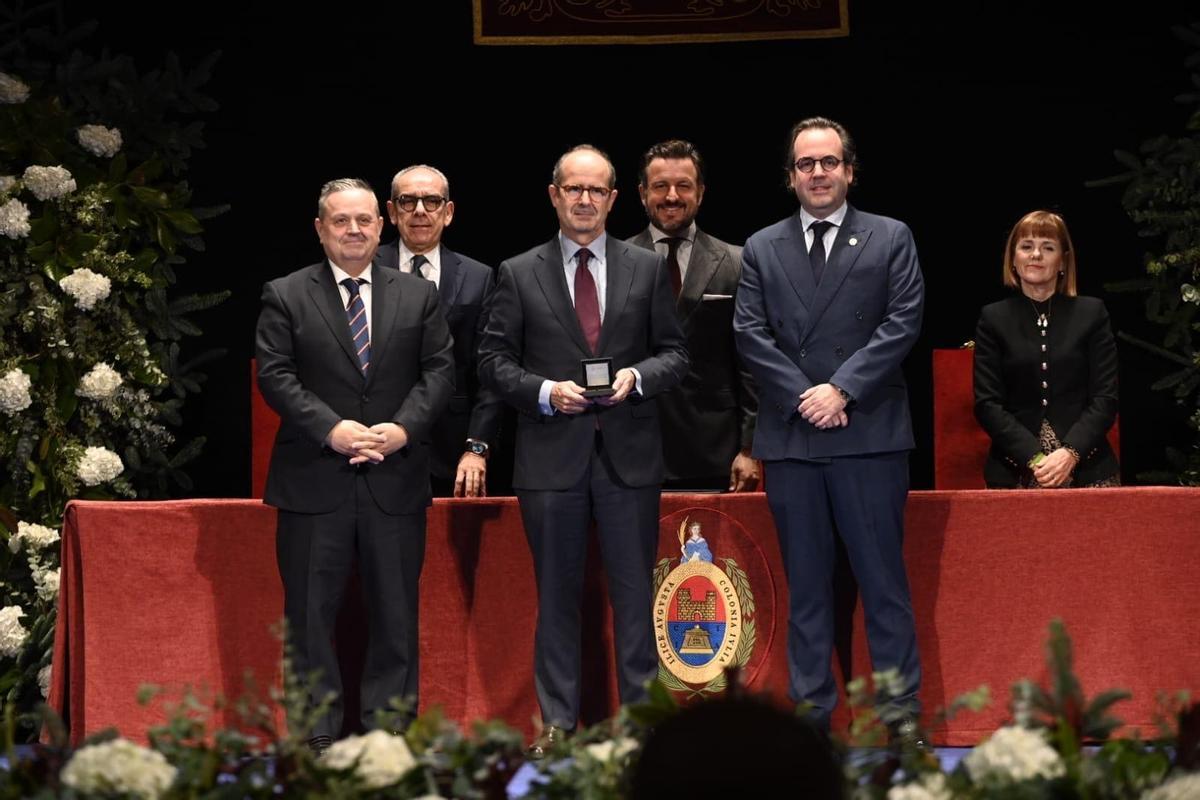 Paco Sánchez, Higinio Marín y Álvaro Antón con la Medalla del Bi