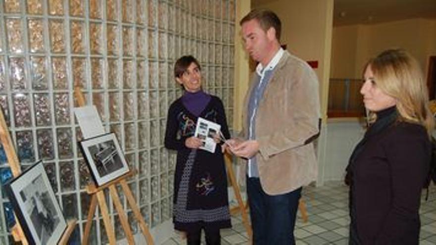 El alcalde de la Vall d’Uixó visita la exposición ‘Mujeres y Discapacidad’ de Isonomía