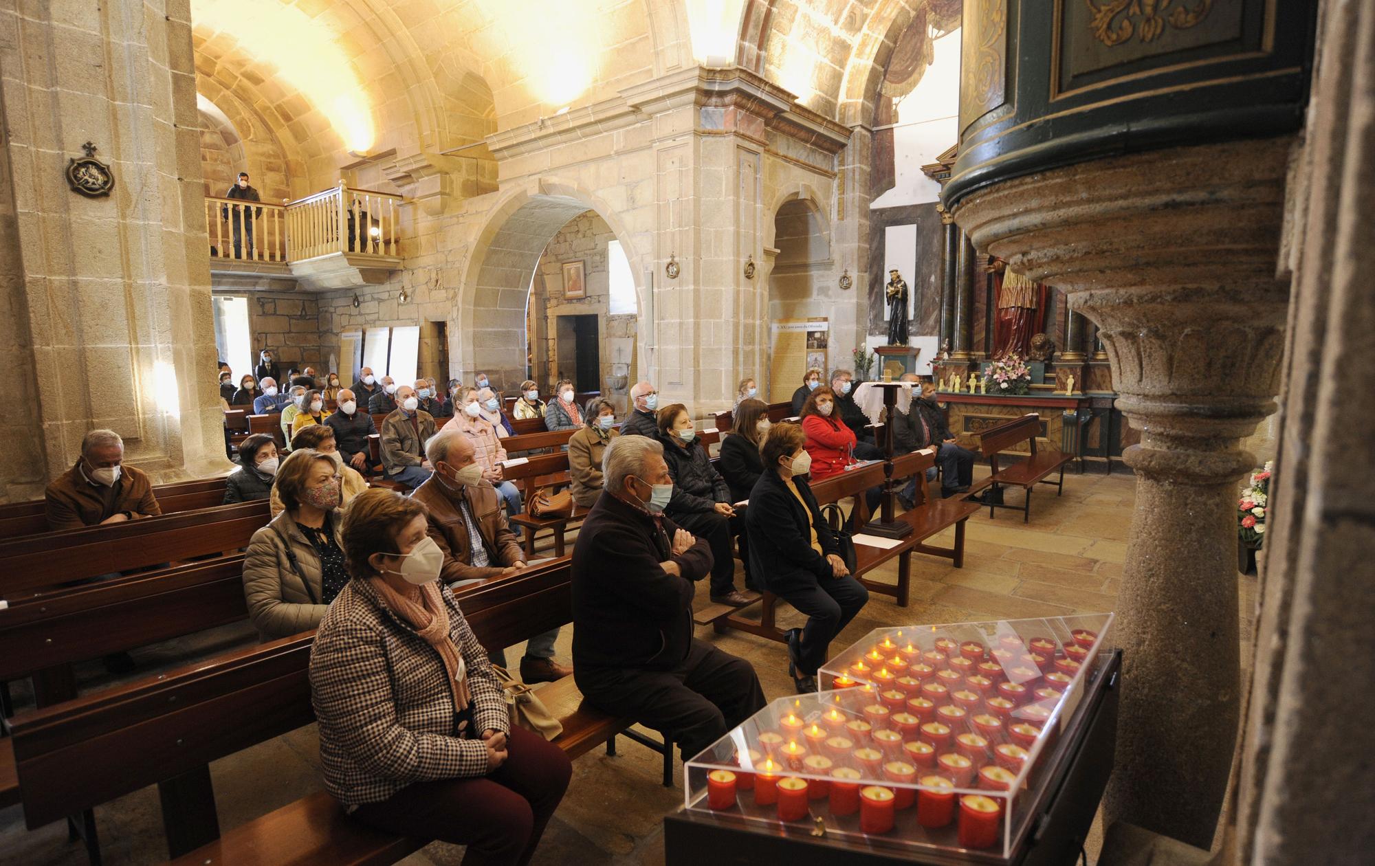 'O Corpiño pequeno' reparte sus feligreses entre su templo y Facebook