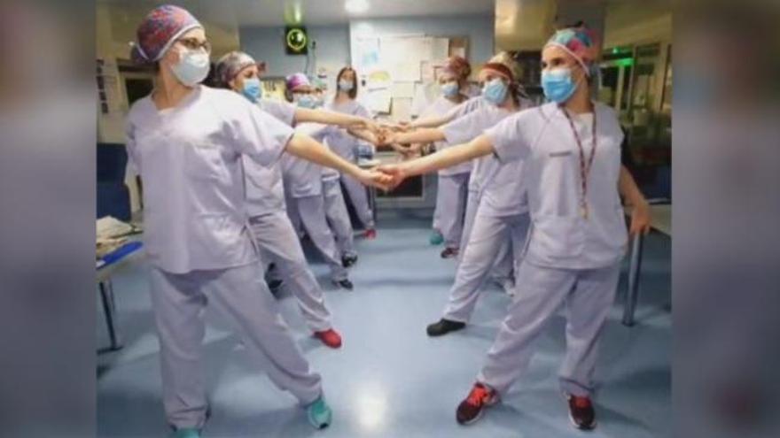 La UCI del Hospital Clínico de València canta y baila al Covid-19