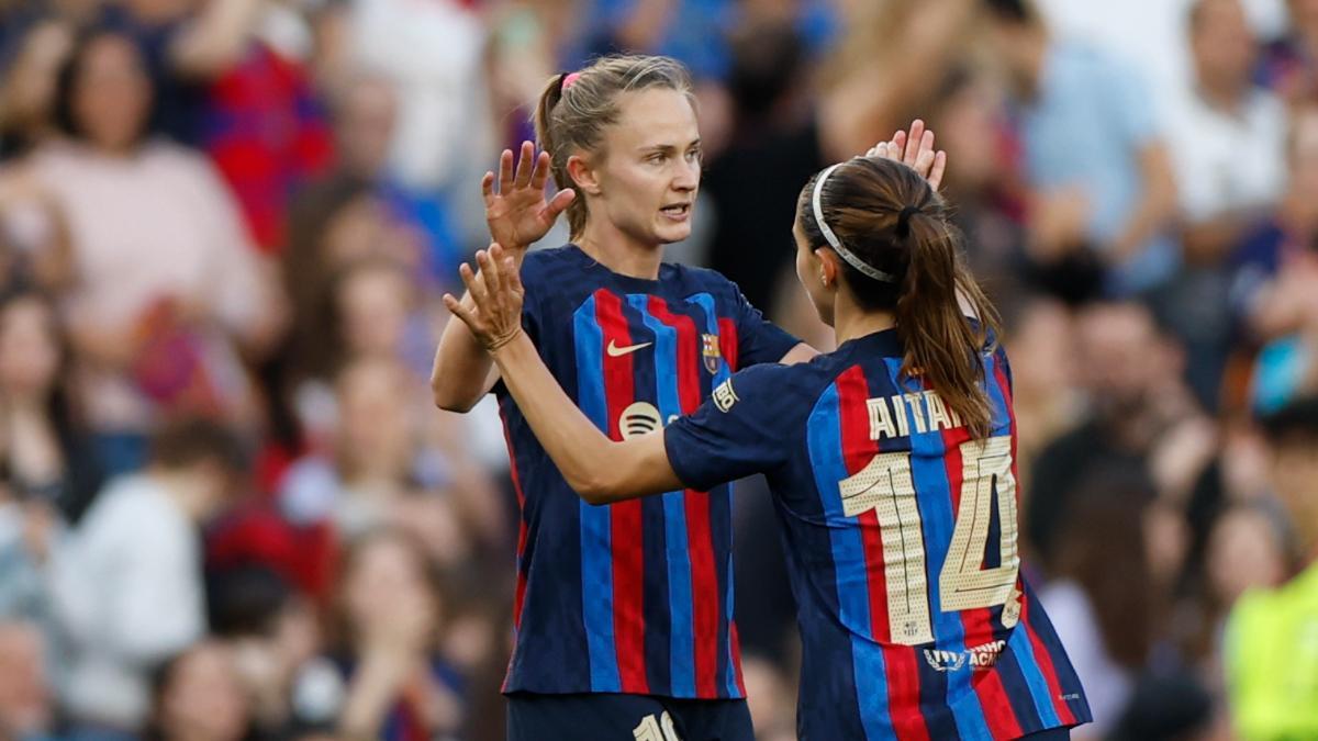 Graham Hansen celebra con Aitana su gol contra el Chelsea