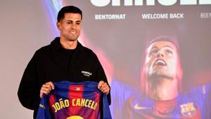 Joao Cancelo en su presentación con el Barça