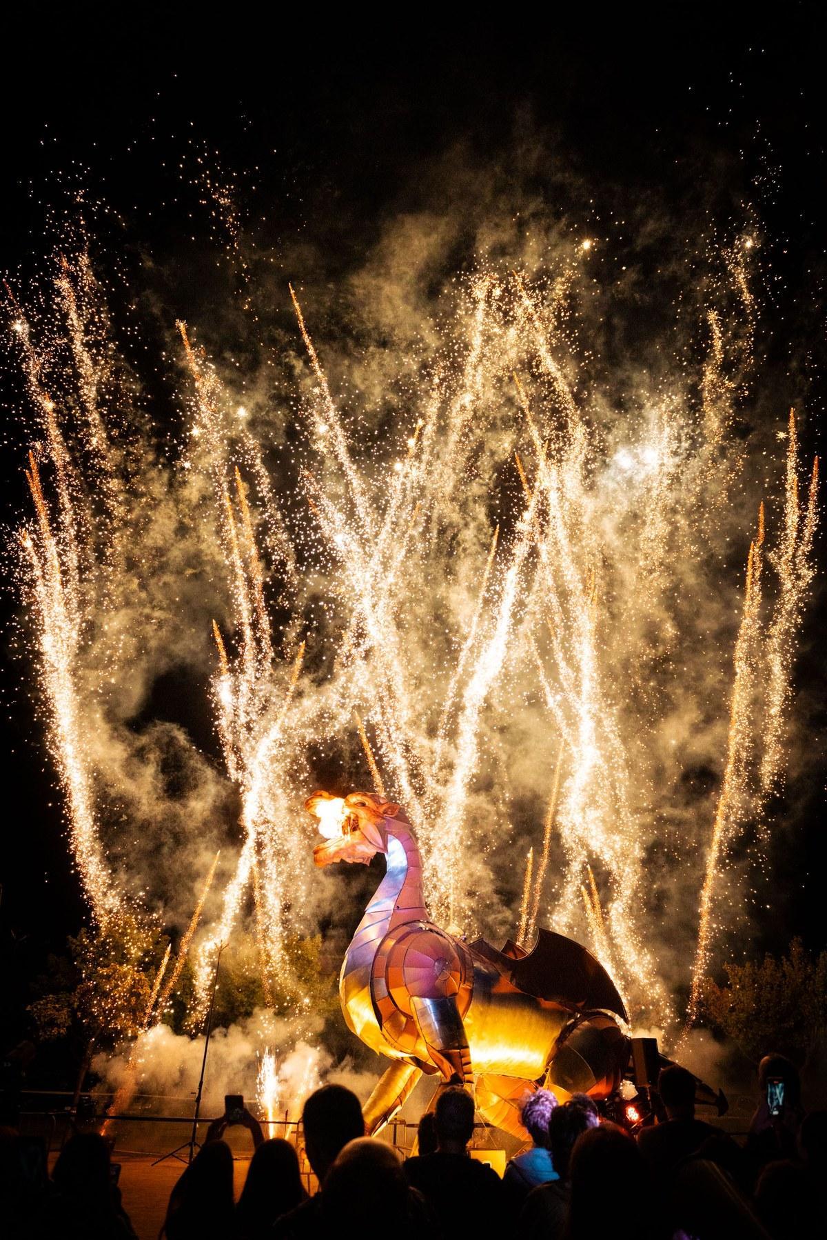 El muntatge de La Fam combina teatre visual, acció i música.