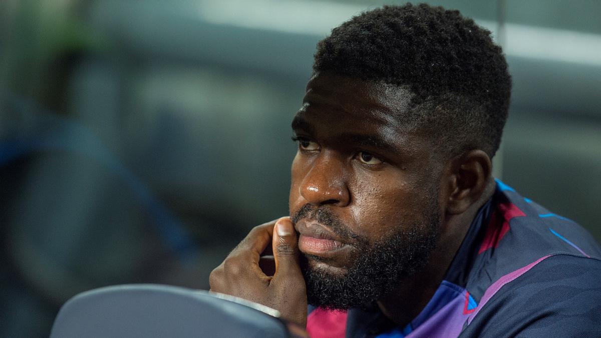 Umtiti, sentado en el banquillo del Camp Nou.